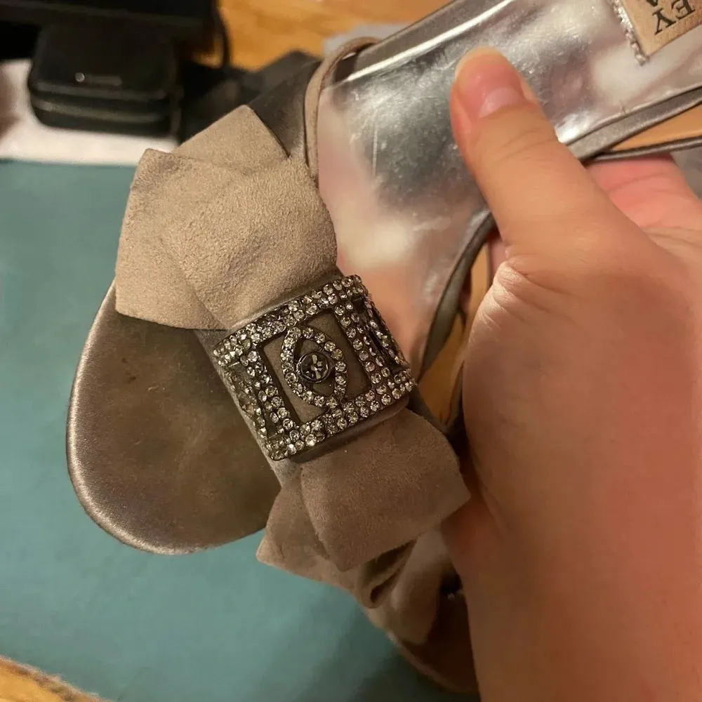 BADGLEY MISCHKA SATIN BOW HEELS - Image 5