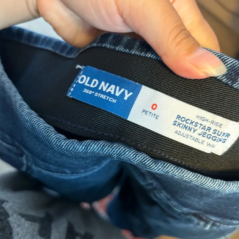 Old Navy Rockstar Super Skinny Pull On Jeggings - Image 3