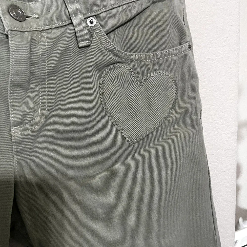 Juicy Couture jeans Women's sz 28 Sage Green Flare leg boot cut heart pocket Y2K - Image 5