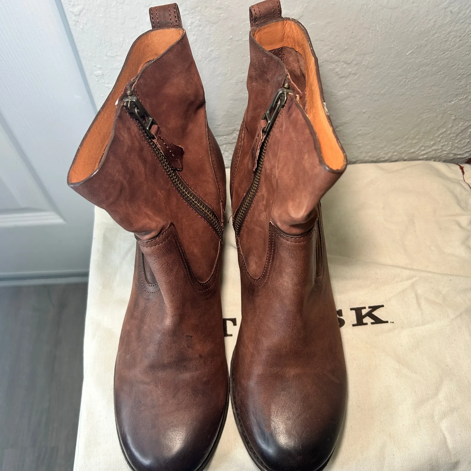 Trask Madison Size 8.5 Brown Leather Ankle‎ Boots Side Zip w Dust Bag - Image 3