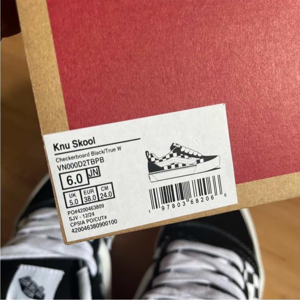 Vans Big Kids Knu Skool Checkerboard
Shoe 6.0 US Women 7.5 US - Image 11