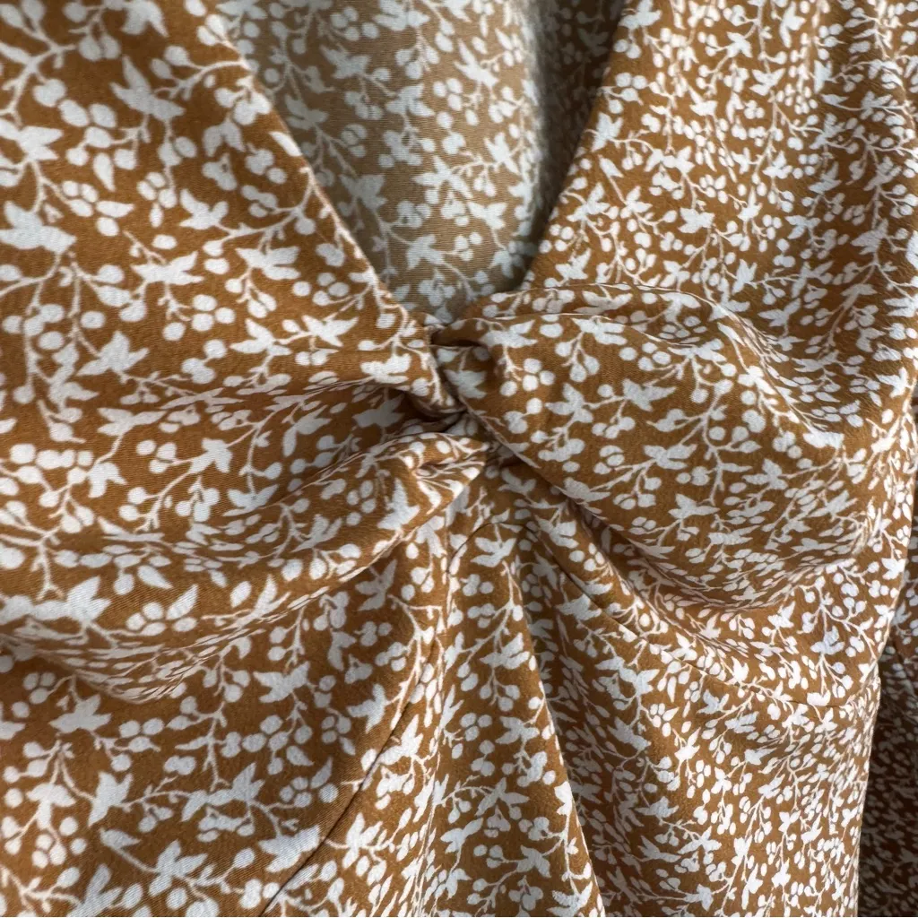 Abercrombie and Fitch Long Sleeve Twist Front Blouse in Light‎ Brown Size Small - Image 4