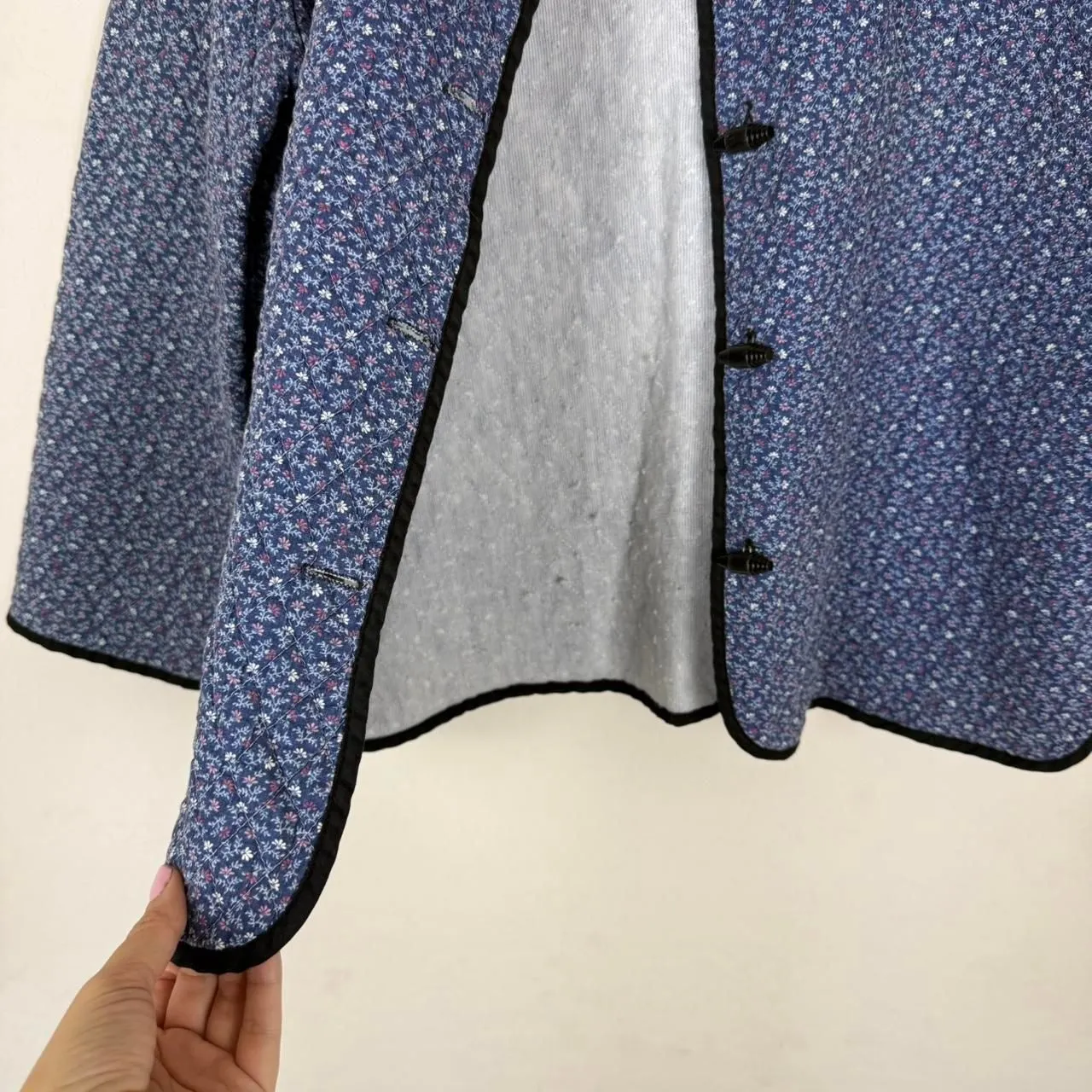 Vintage 70s Vintage Cottagecore Quilted Jacket Navy Blue Floral Print - Image 5