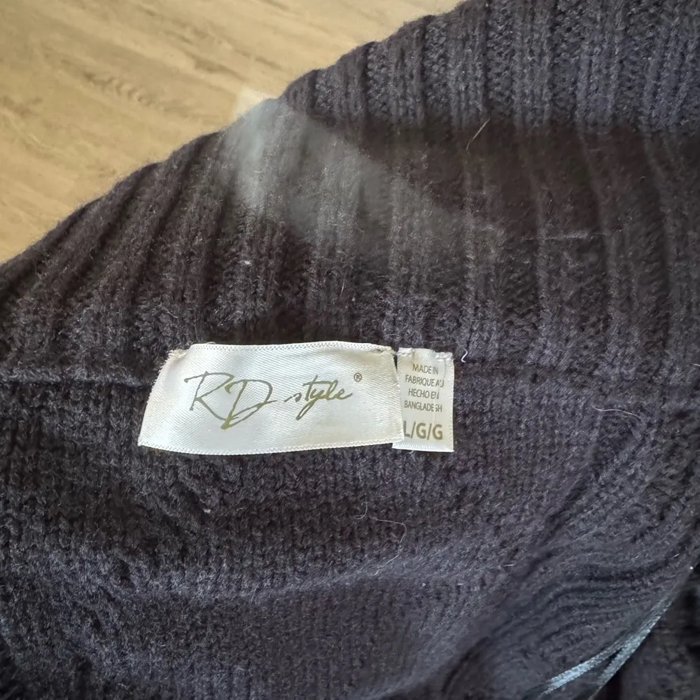 Cable knit cardigan. Size L. Color is black. Oversized. Snap and hook closure. Size L - Image 4