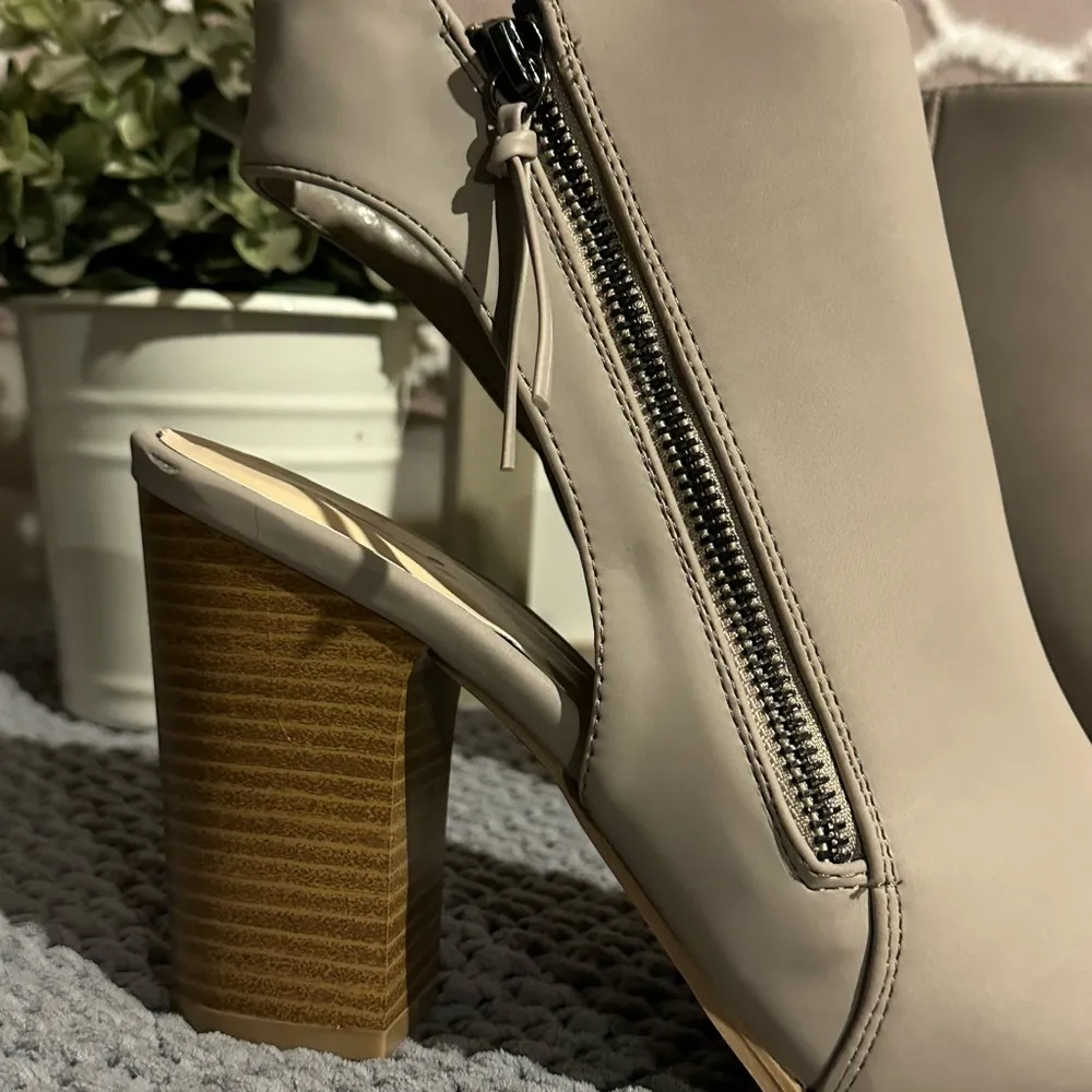 NEW Gray Qupid Strappy Heels Sandals - Image 2