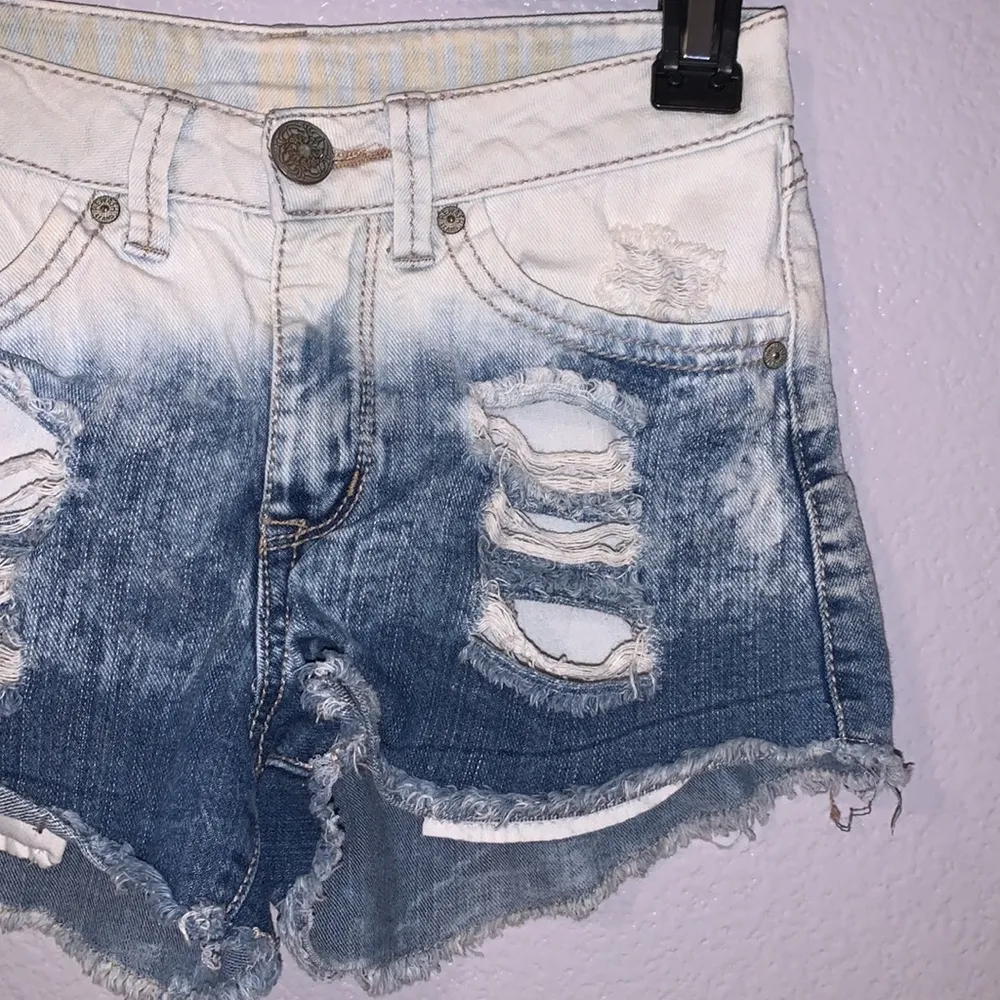 Rewash acid wash distressed short jean shorts - Image 3