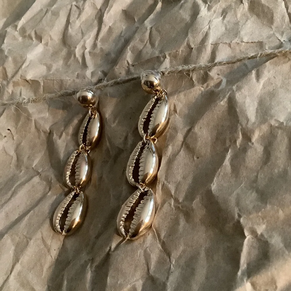 Gold in trends sea shell earrings - Image 2
