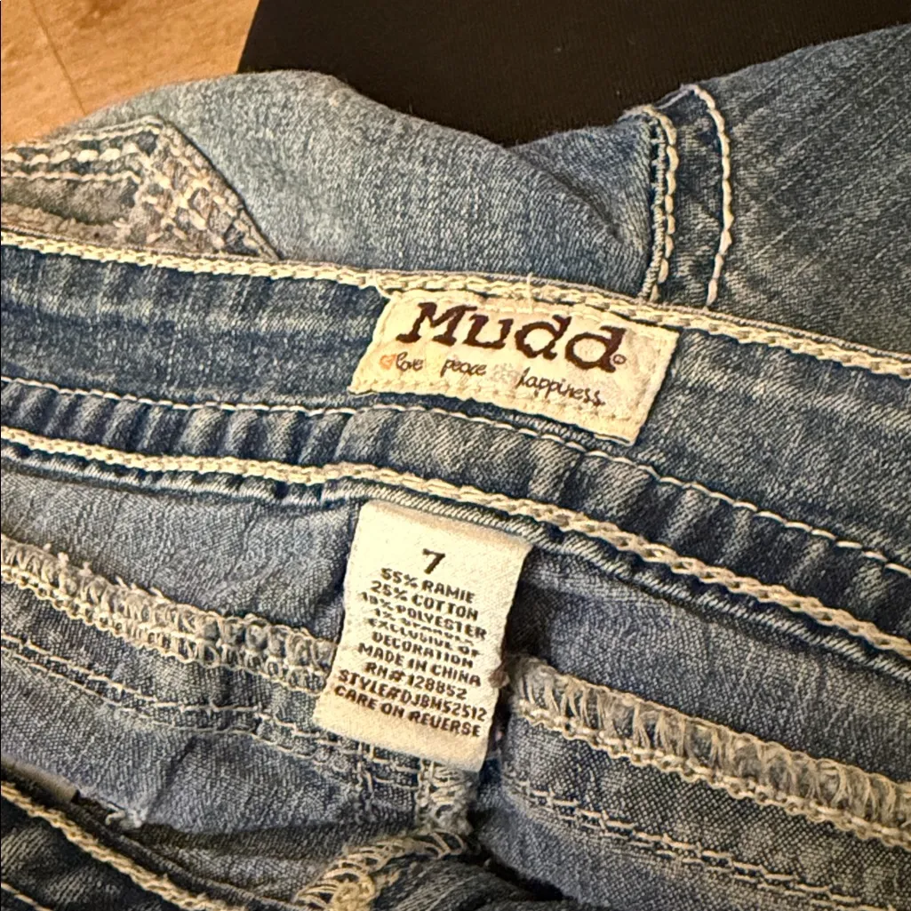 Mudd Women's Blue Jean Capris size 7 - Image 9
