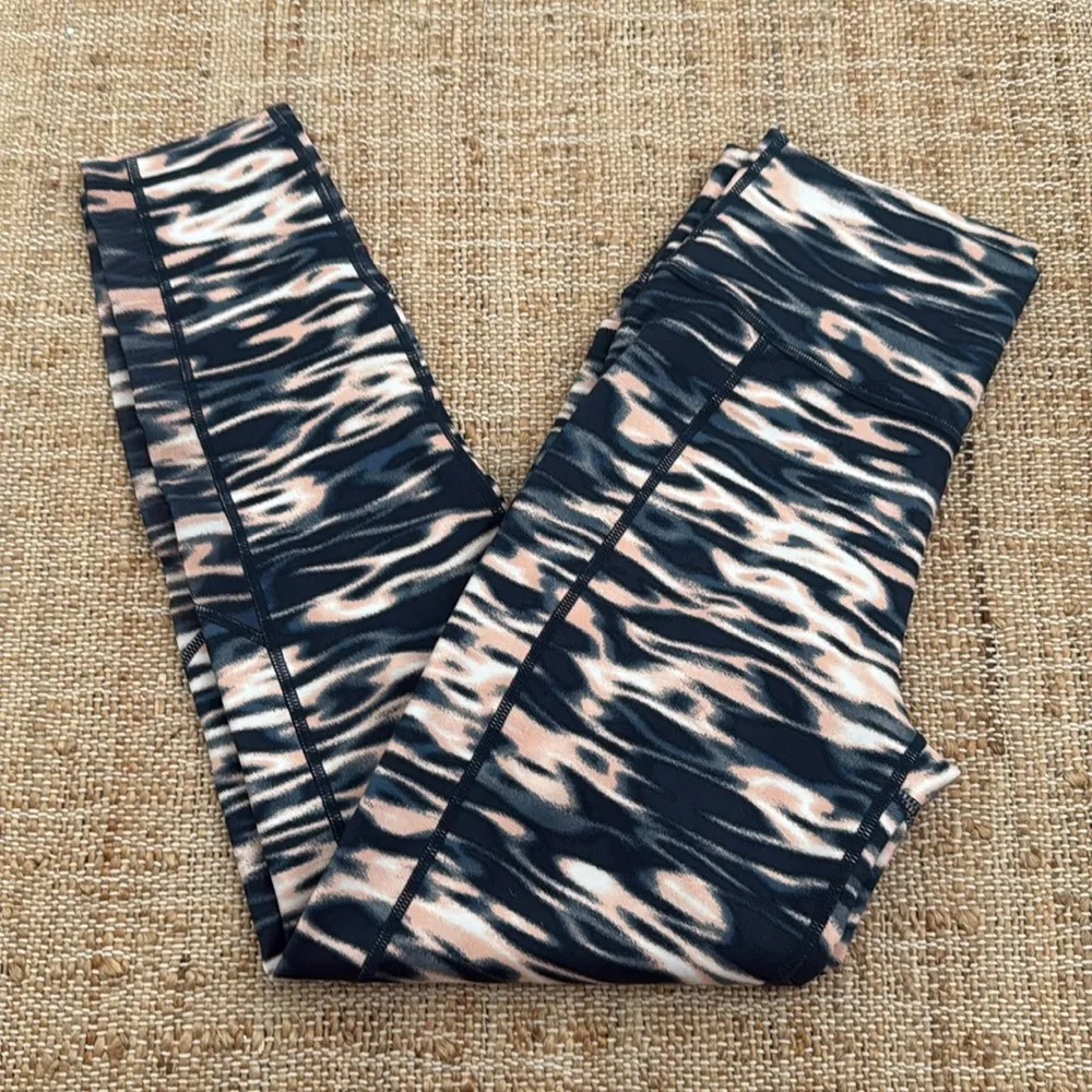 Sweaty Betty SUPER SCULPT YOGA LEGGINGS 7/8 Length, Size S 24 inch - Image 3