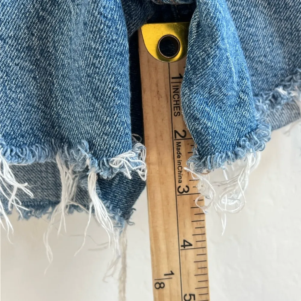 American Eagle Highest Rise Distressed Mom Short Size 10 In Light Wash - Image 3