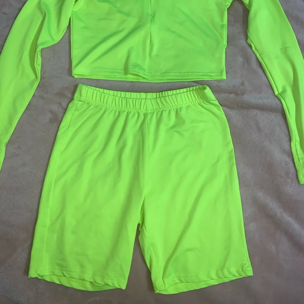 Neon green biker shorts set Size M - Image 4