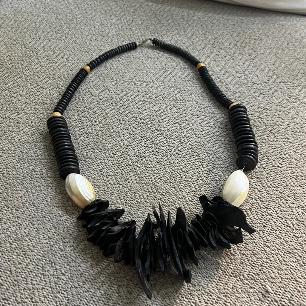 Vintage ebony and natural wood chip style abstract necklace with rounded beads Black - Image 4