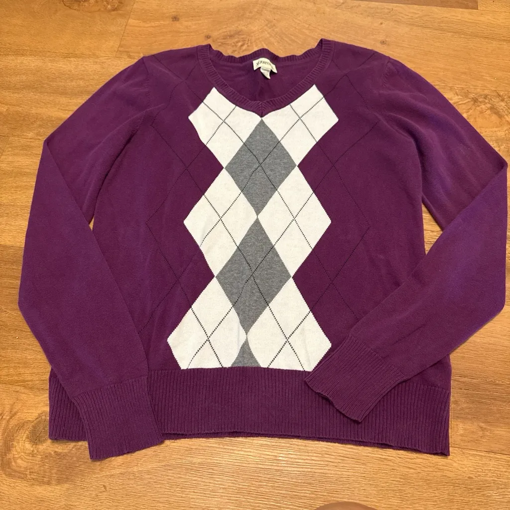 Size Medium St. John's Bay Dark Purple Gray Argyle V-Neck Winter Sweater GUC - Image 3