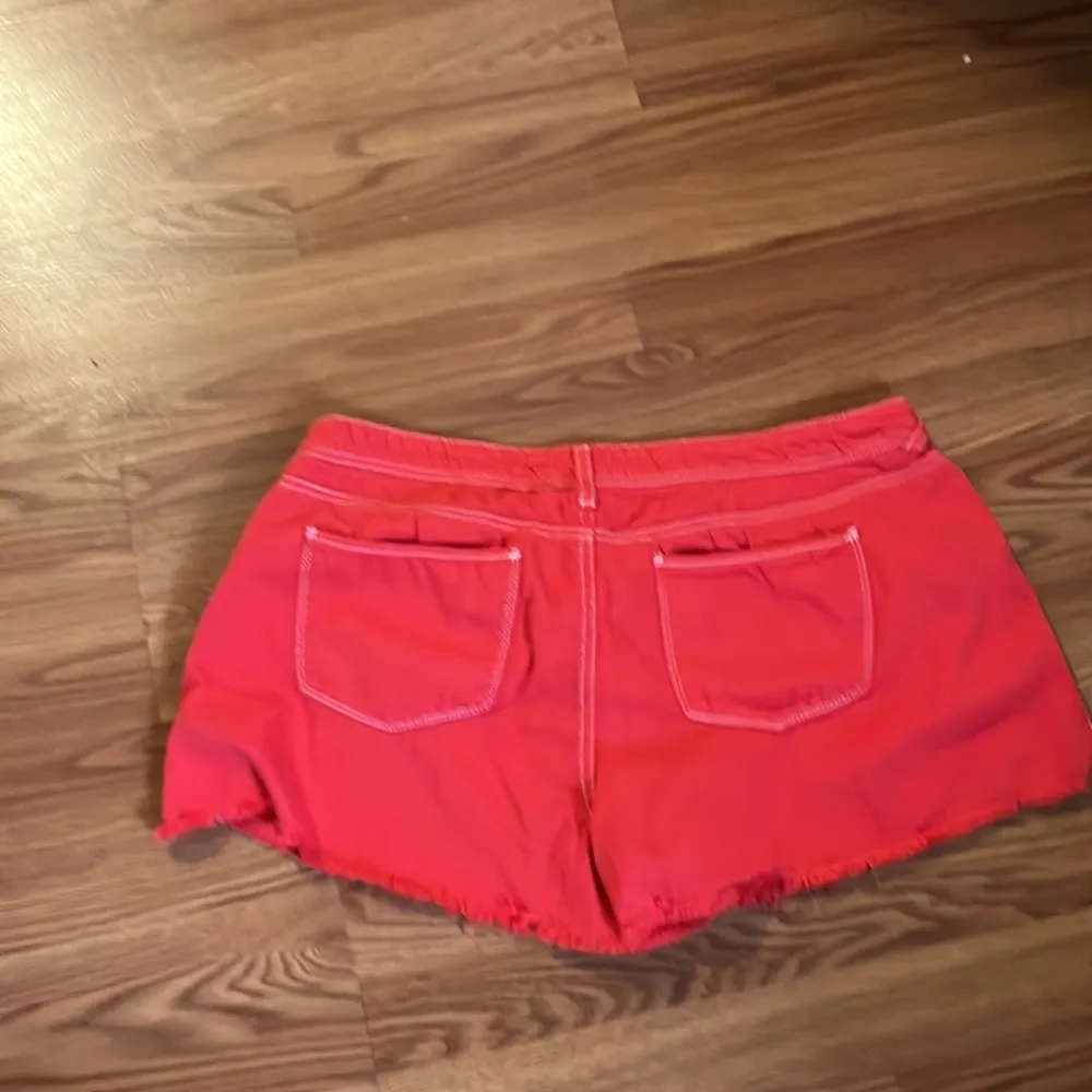 Pink cut off shorts. Size 32 waist. Dark pink. Very nice condition. - Image 3