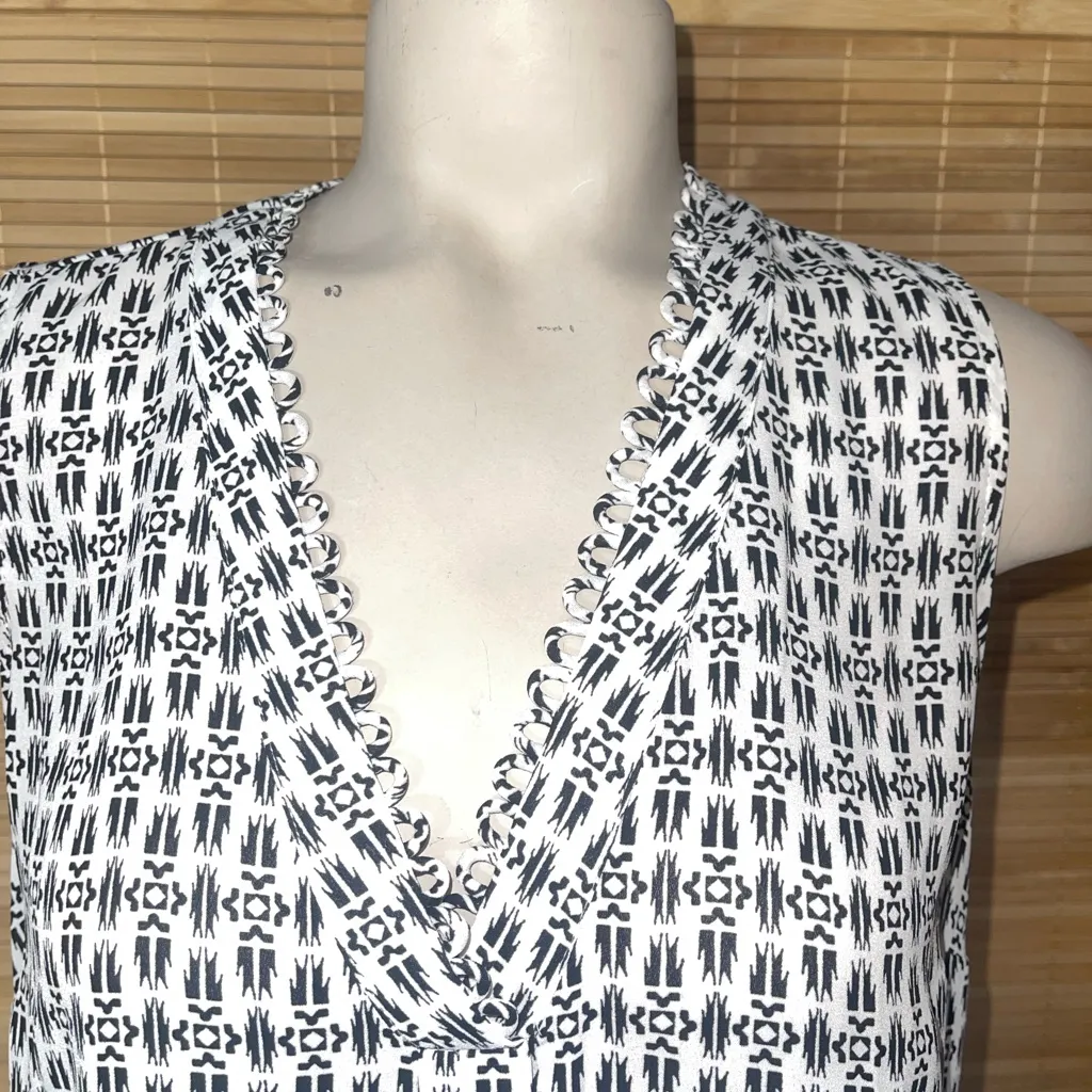 DR2 black white sleeveless v - Image 3