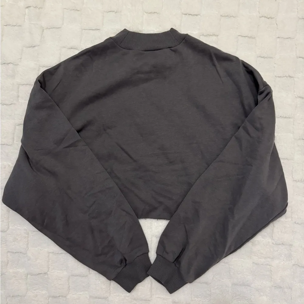 NWOT  Gray Graphic Cropped Oversized Sweatshirt - Women’s X-Large - Image 3