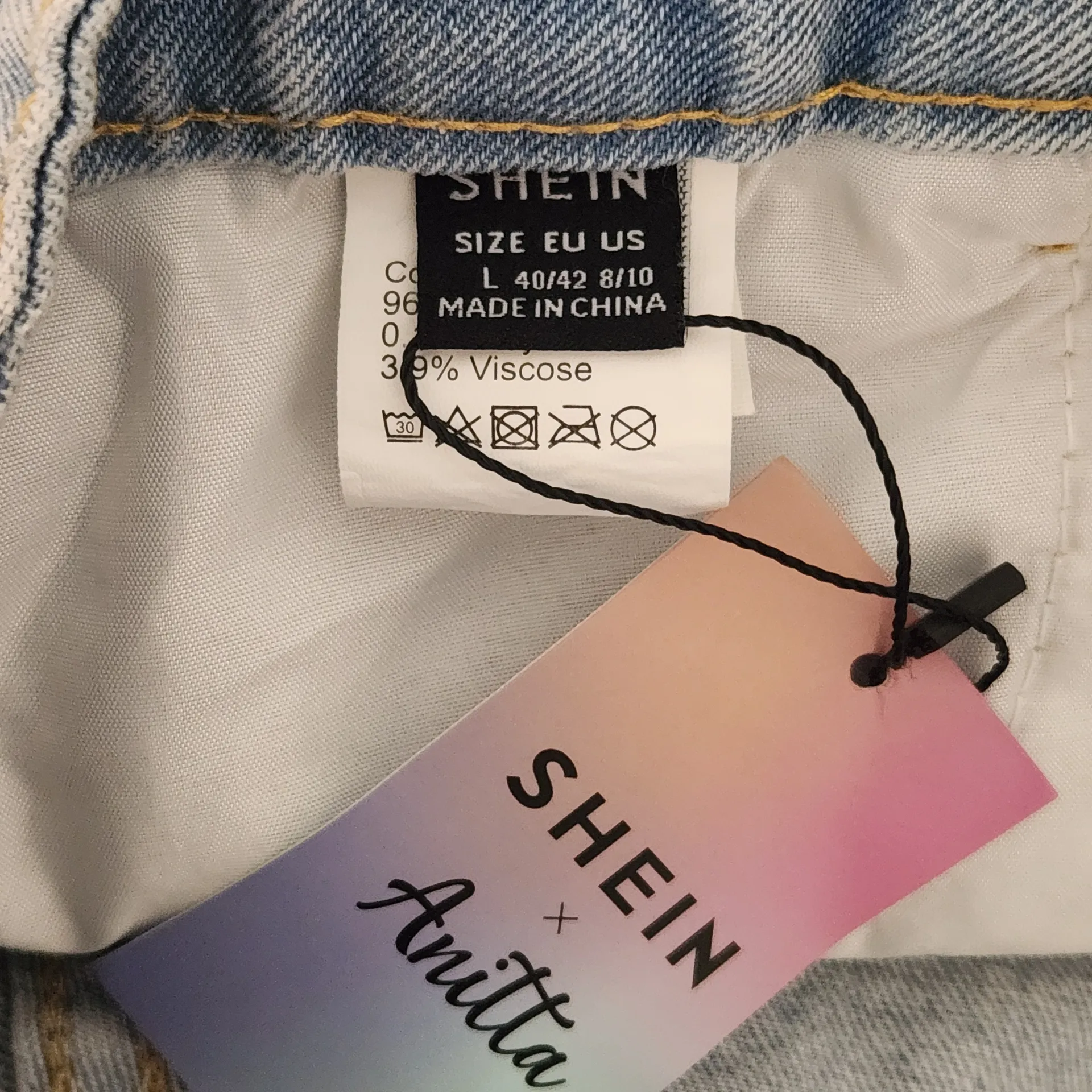 Shein Distressed Women's Jean Shorts NWT Size Large Light Wash Denim Shorts - Image 7