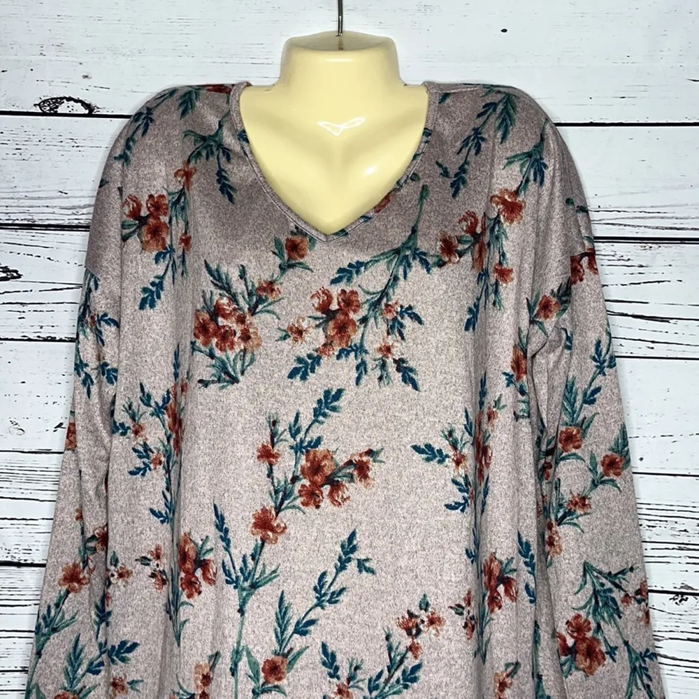Agnes & Dora NWT Size L Sienna Floral Print Urban Pullover V-Neck Knit Top - Image 2