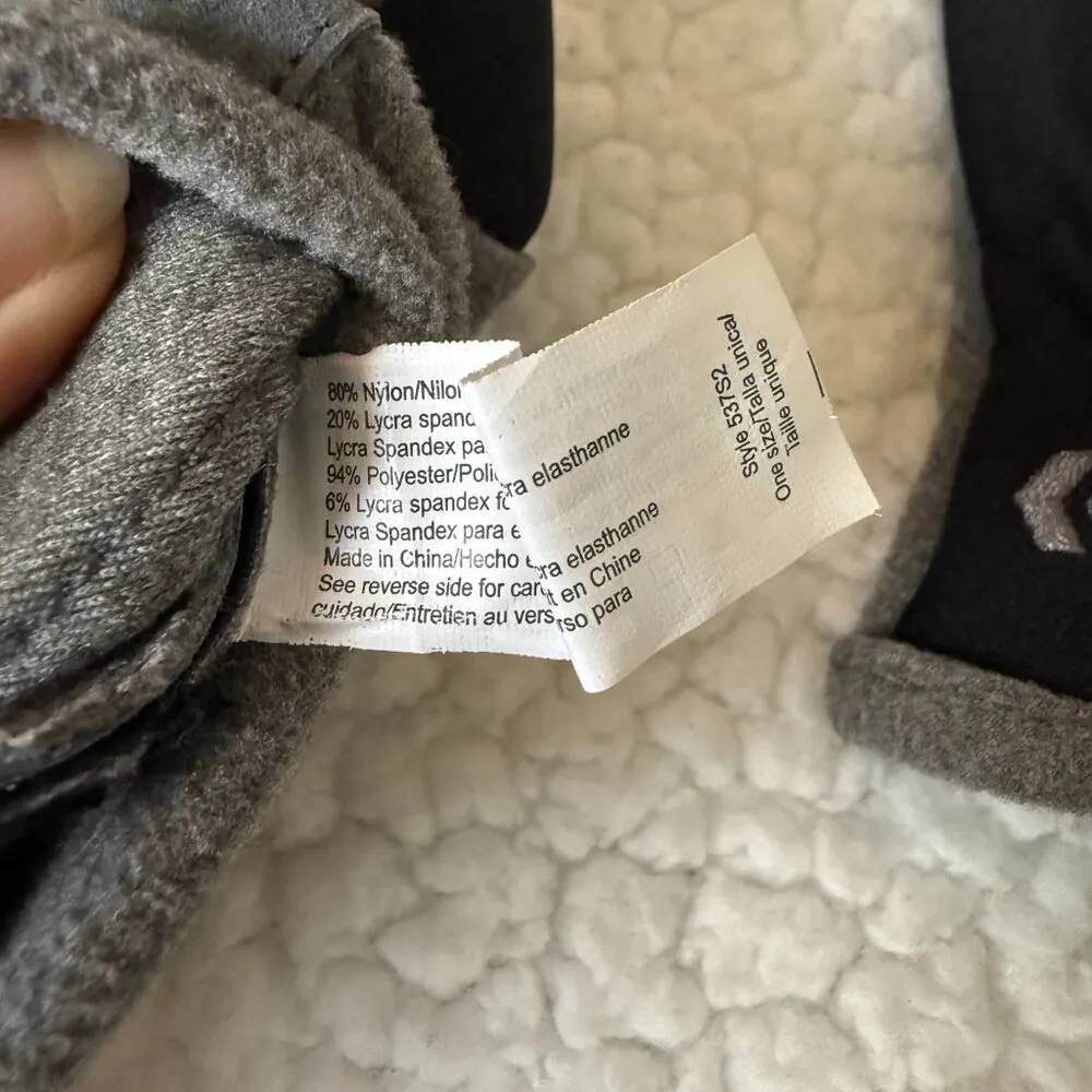 Isotoner women's gray and black stretchy gloves with elastic around the wrists - Image 4