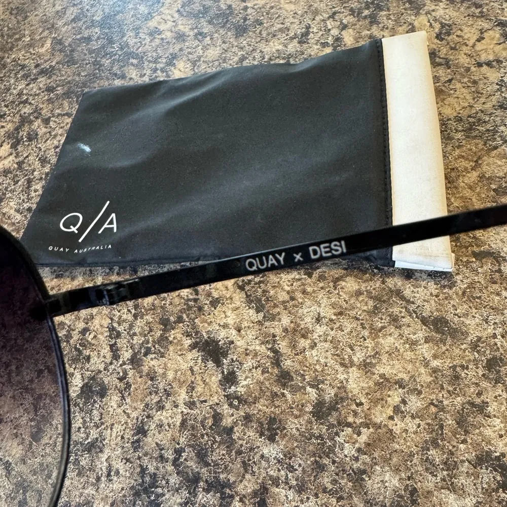 Quay x Desi High Key in Black & Smoke Gradient Sunglasses - Image 5