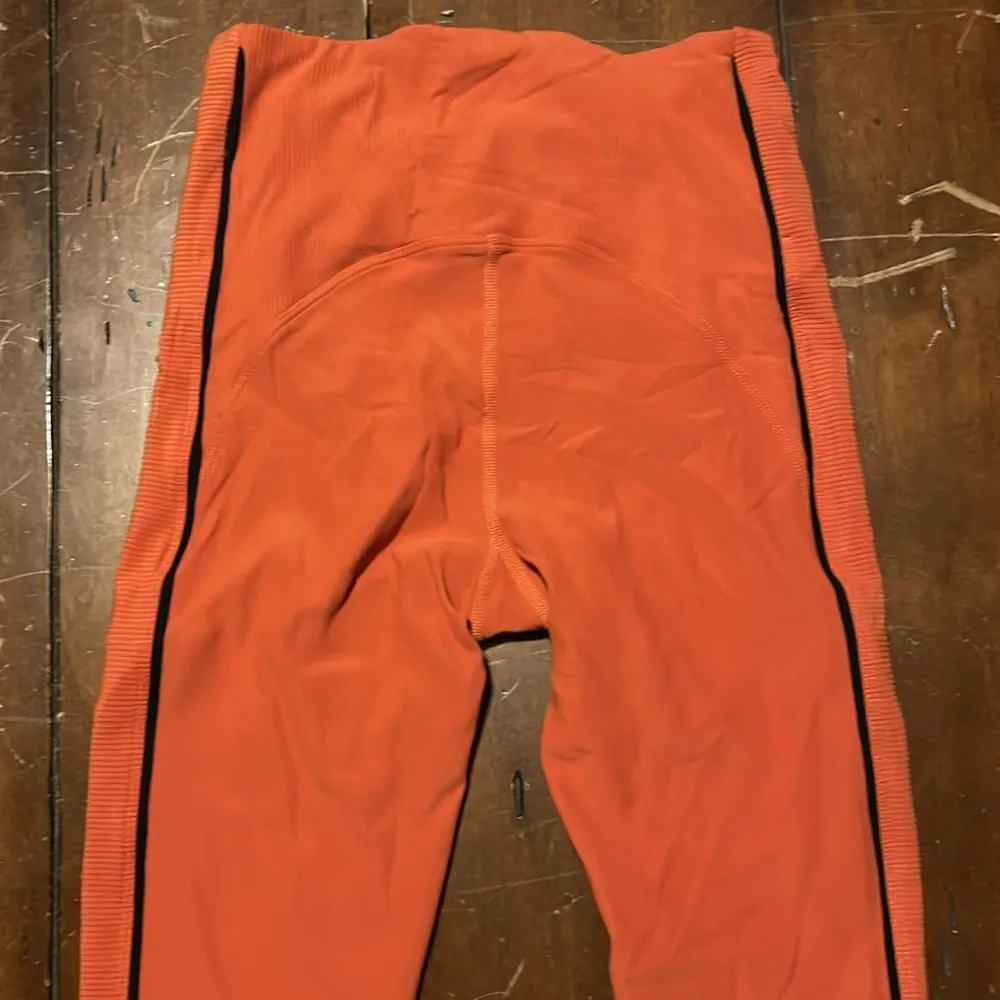 Zyia salmon colored legging - Image 4