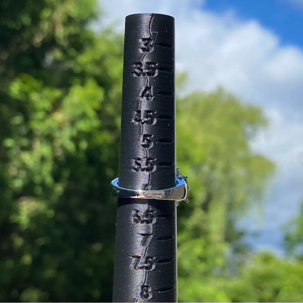 Cocktail Ring Flashes with Emerald Green and Clear Crystals - Image 3
