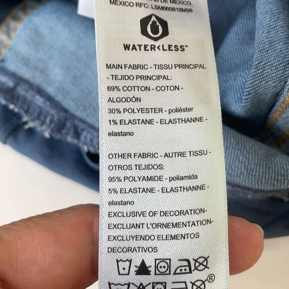 Levi’s signature maternity jean shorts, over the belly. Cuffed. Size small - Image 9