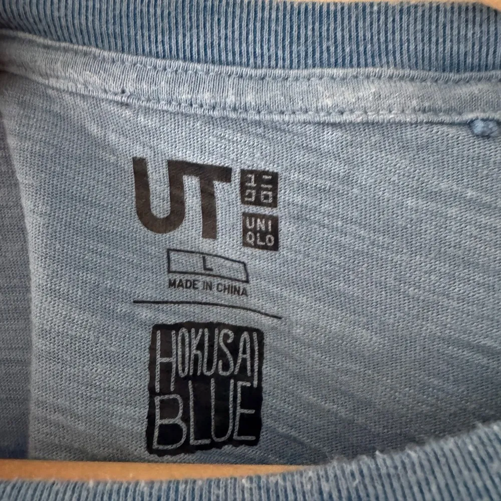 Hokusai Blue x Uniqlo Shirt Mens Blue White Graphic T-Shirt Japanese Pop Art - Image 4