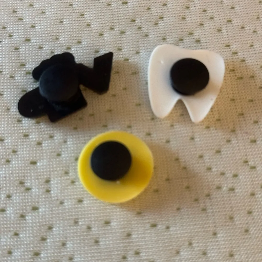 Jibbitz Croc Charms Set of 3 NWT Yellow Size undefined - Image 4