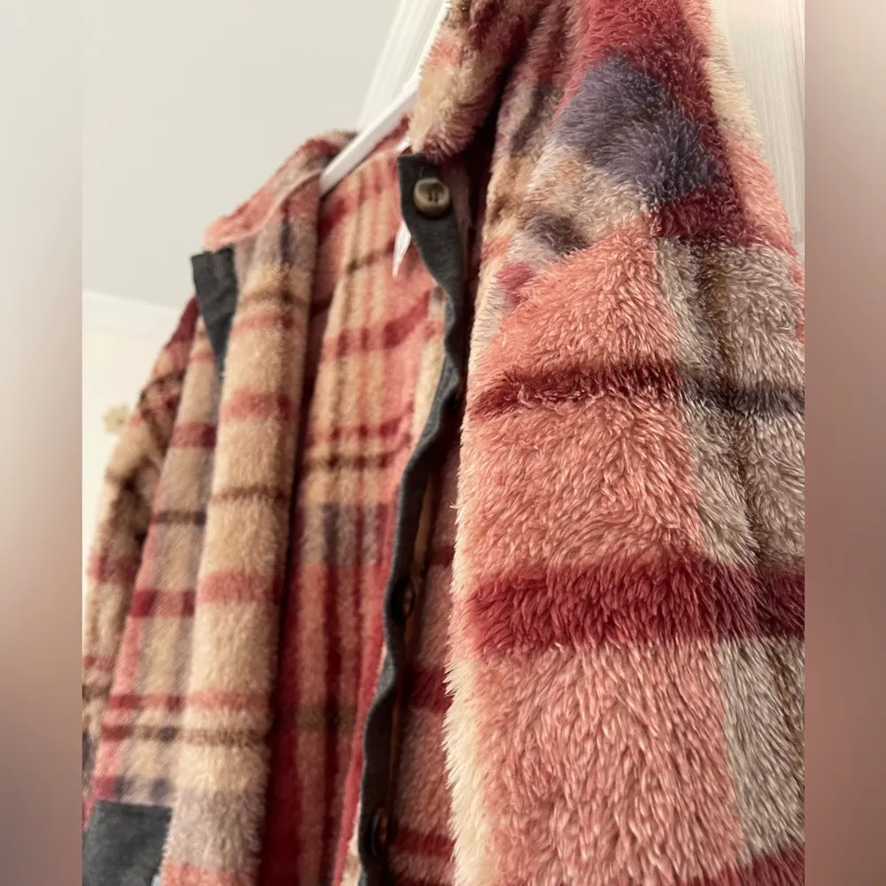 NWT Weekend Suzanne Betro Fuzzy Soft Plaid Shacket Size Small - Image 4