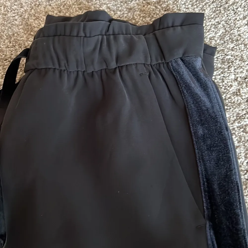 NWOT  On the Gly Jogger ** Velvet Trim - Image 3
