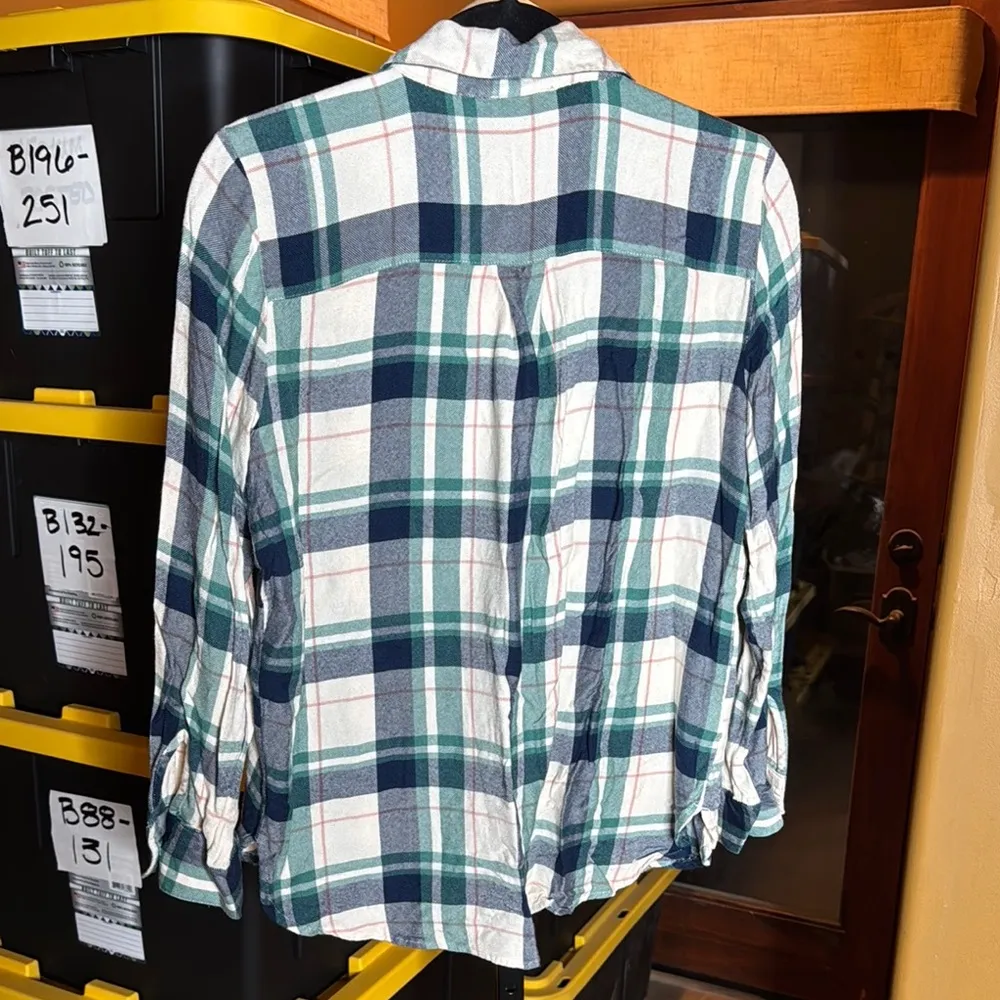 LOFT Green and Cream Plaid Henley Collar Button Down Shirt Size Medium Petite - Image 7