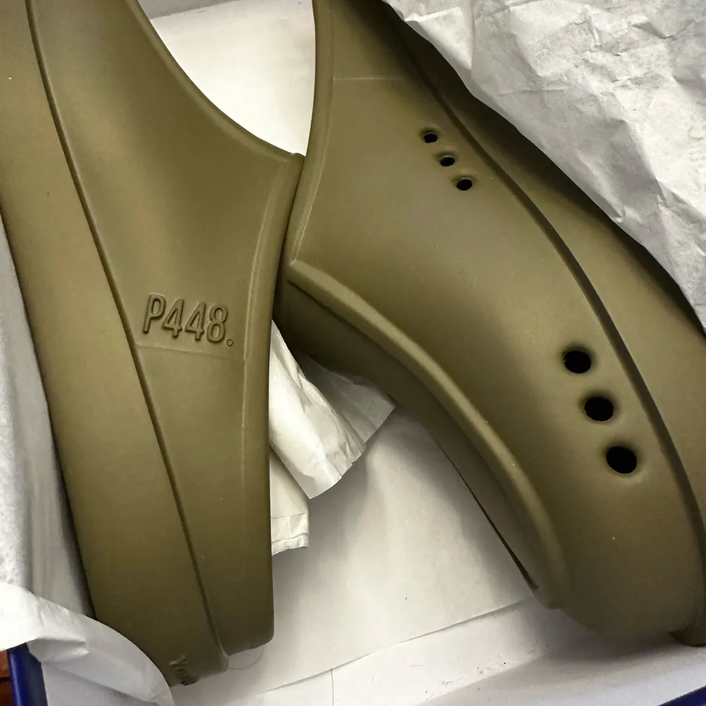 FLO unisex runs small. Fits women’s 9 men’s 8 - Image 6