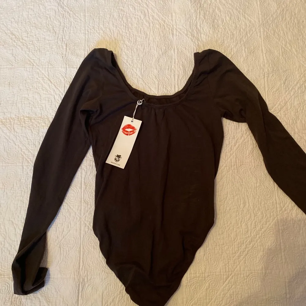 Wildfox NWT VHTF retro flower long sleeve bodysuit - Image 2