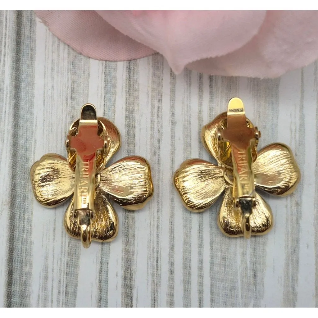 Vintage Crown Trifari White Enamel Dogwood Flower Gold Tone Clip - Image 4