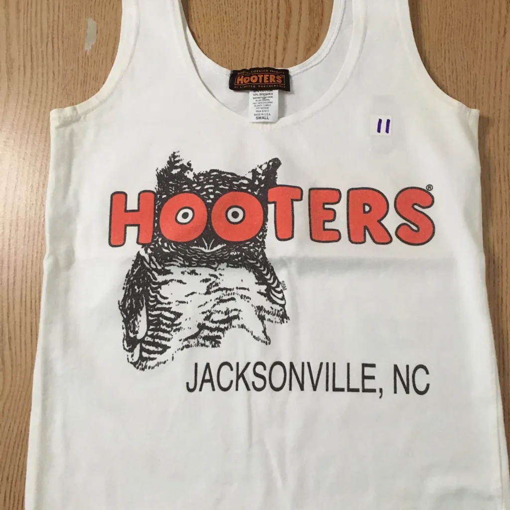 B20 #11 Hooters Girl Worn Uniform Tank & New Shorts Jacksonville NC Size Small - Image 5