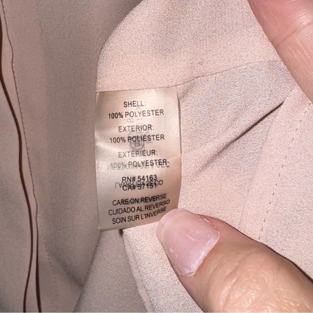 Karl Lagerfeld Paris‎ Sleeveless Collared Button Down Blouse - Image 6