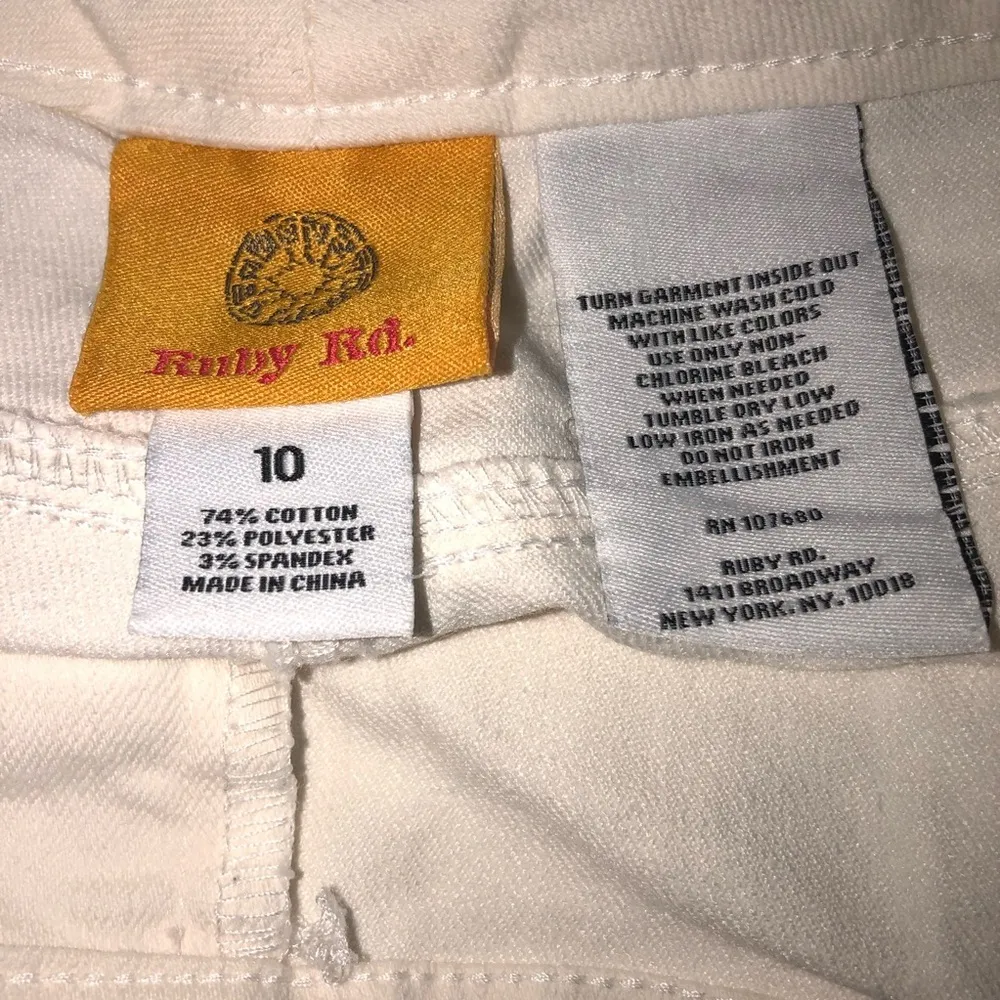 Ruby Rd Off White Capri Embroidered Pockets SZ 10 Coastal Grandma - Image 4