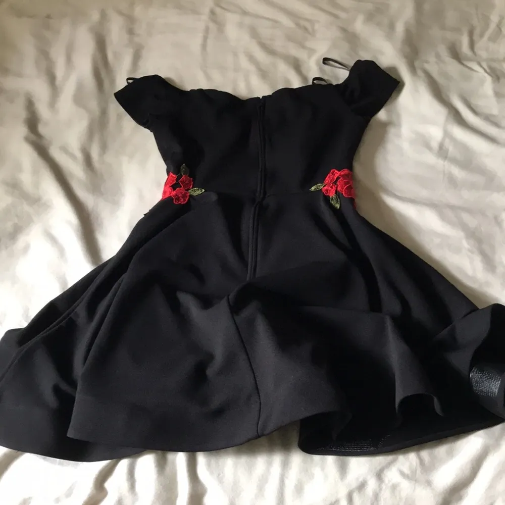 Sweetheart line rose detail flounce cocktail dress - Image 3