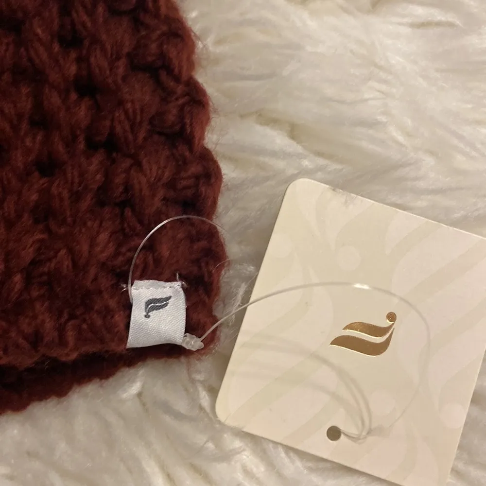 FABLETICS The Chunky Knit Beanie with Pom hat burgundy color brand new - Image 3