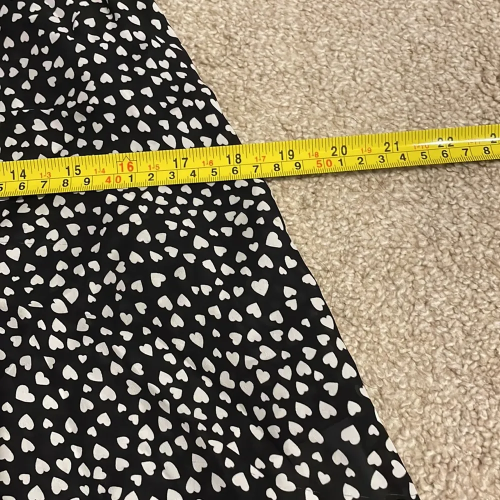 Super cute flowy with button like Henley style. Silk a bit longer in the back. Size L - Image 5