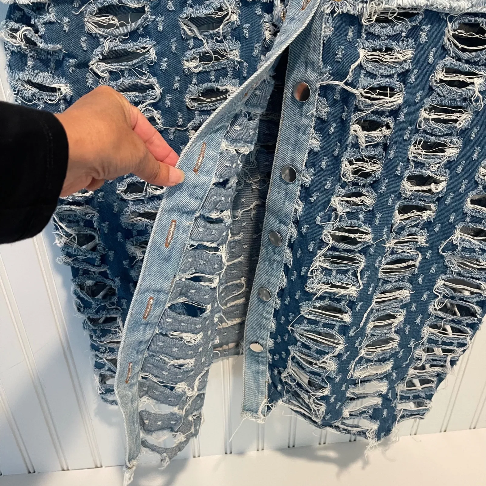 H4 Distressed Denim Sleeveless Ripped Raw Edge Jean Vest Women's Fashion Size 36 Blue Size L - Image 4