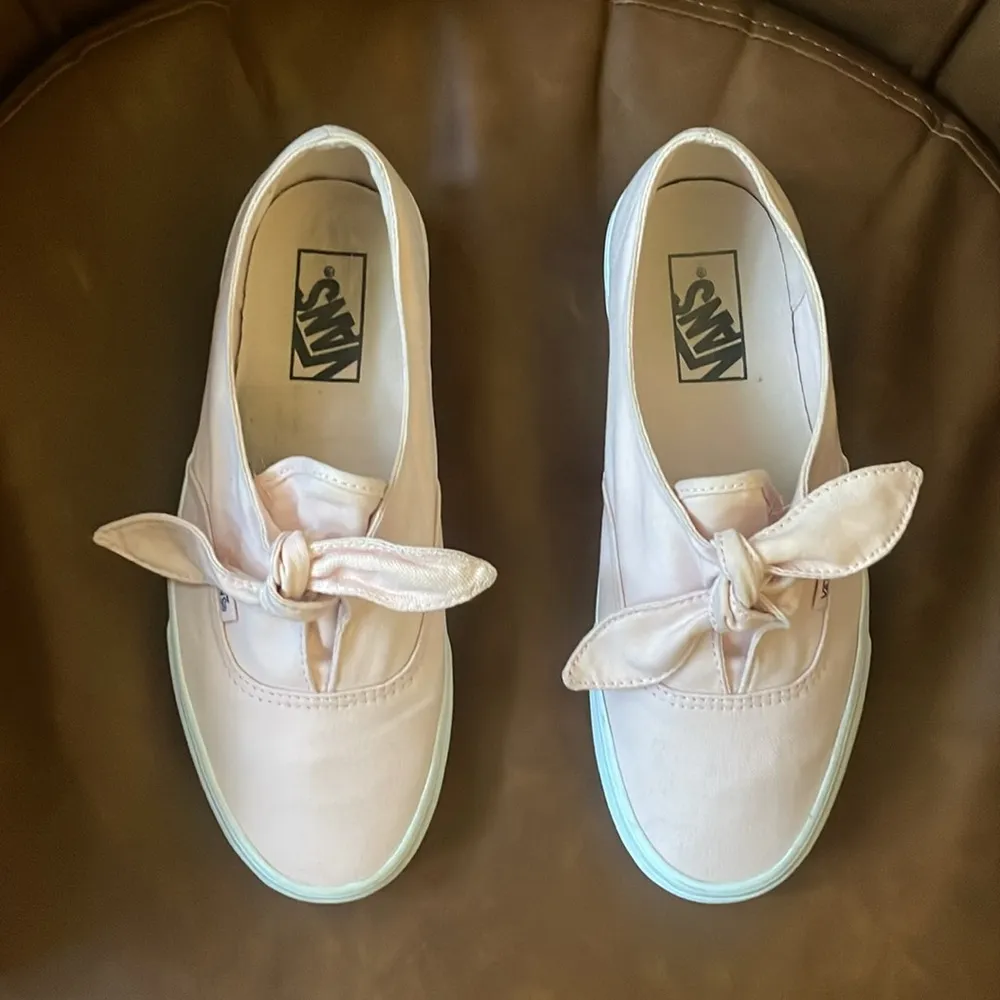 VANS Chalk Pink Knotted Sneakers $90 EUC Wmn 8; Men 6.5 - Image 4