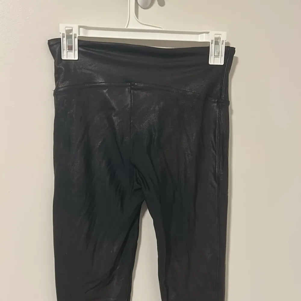 Spanx Black Faux Leather Shiny Leggings Size Medium Petite - Image 4