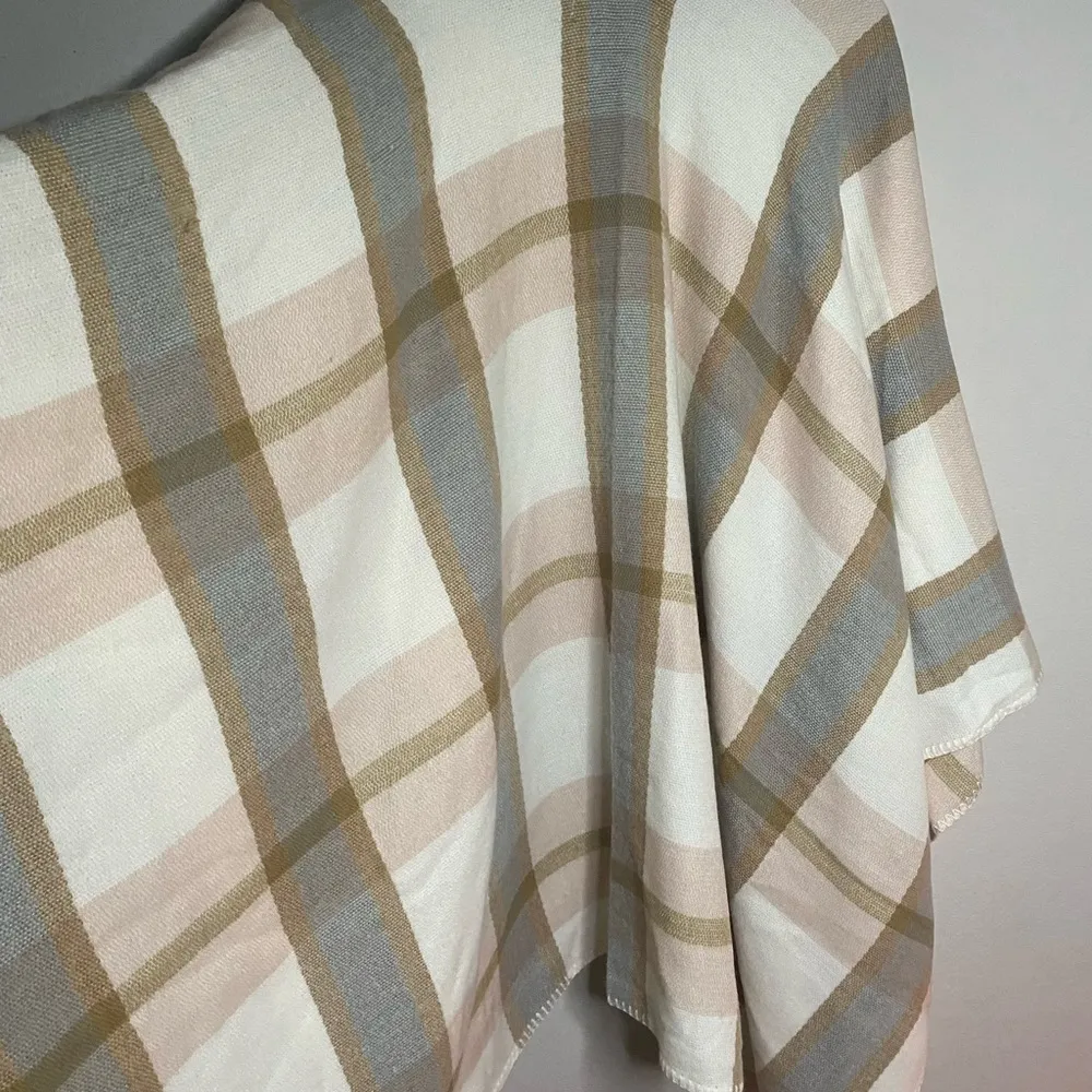 Women’s NWT Neutral Tan Cream Pink Plaid Shawl Poncho Cape High Low One Size - Image 5