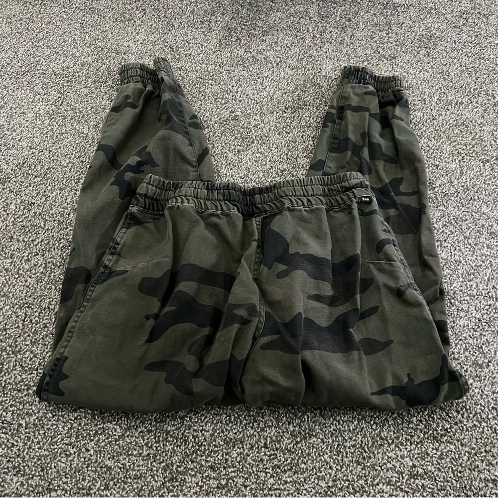 Aritzia TNA Camo Alex Joggers Size Small Black - Image 3