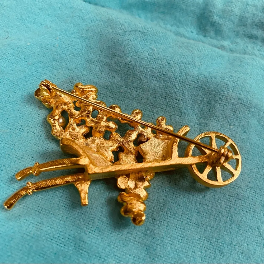 Flower cart brooch Gold - Image 5