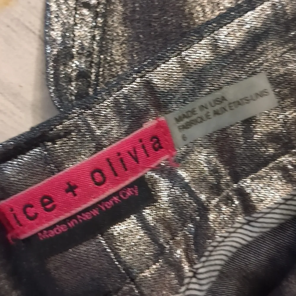 Alice + Olivia silver metallic coated jeans size 6 - Image 4
