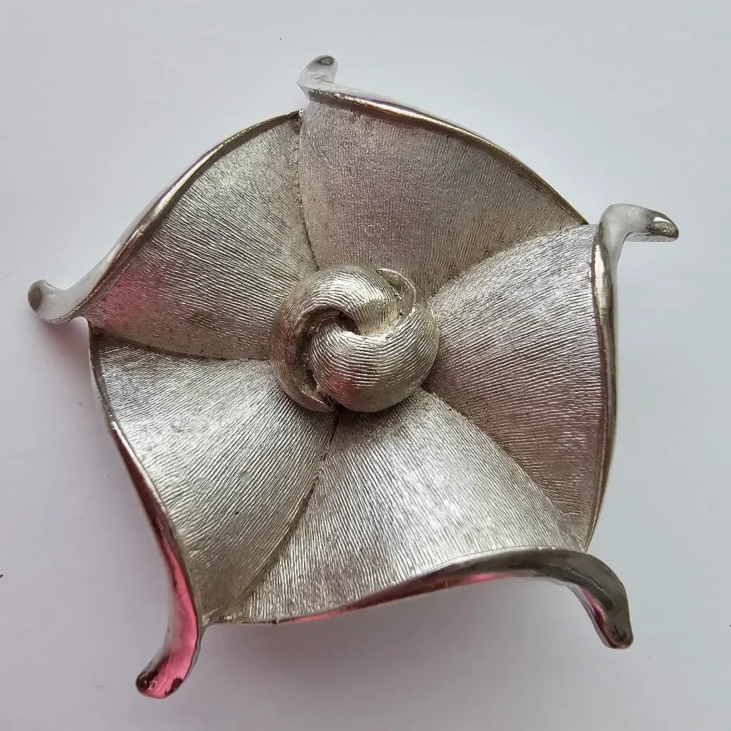 BSK Silver Tone Textured Metal Star Flower Pin Brooch Space Age Vintage Jewelry - Image 2