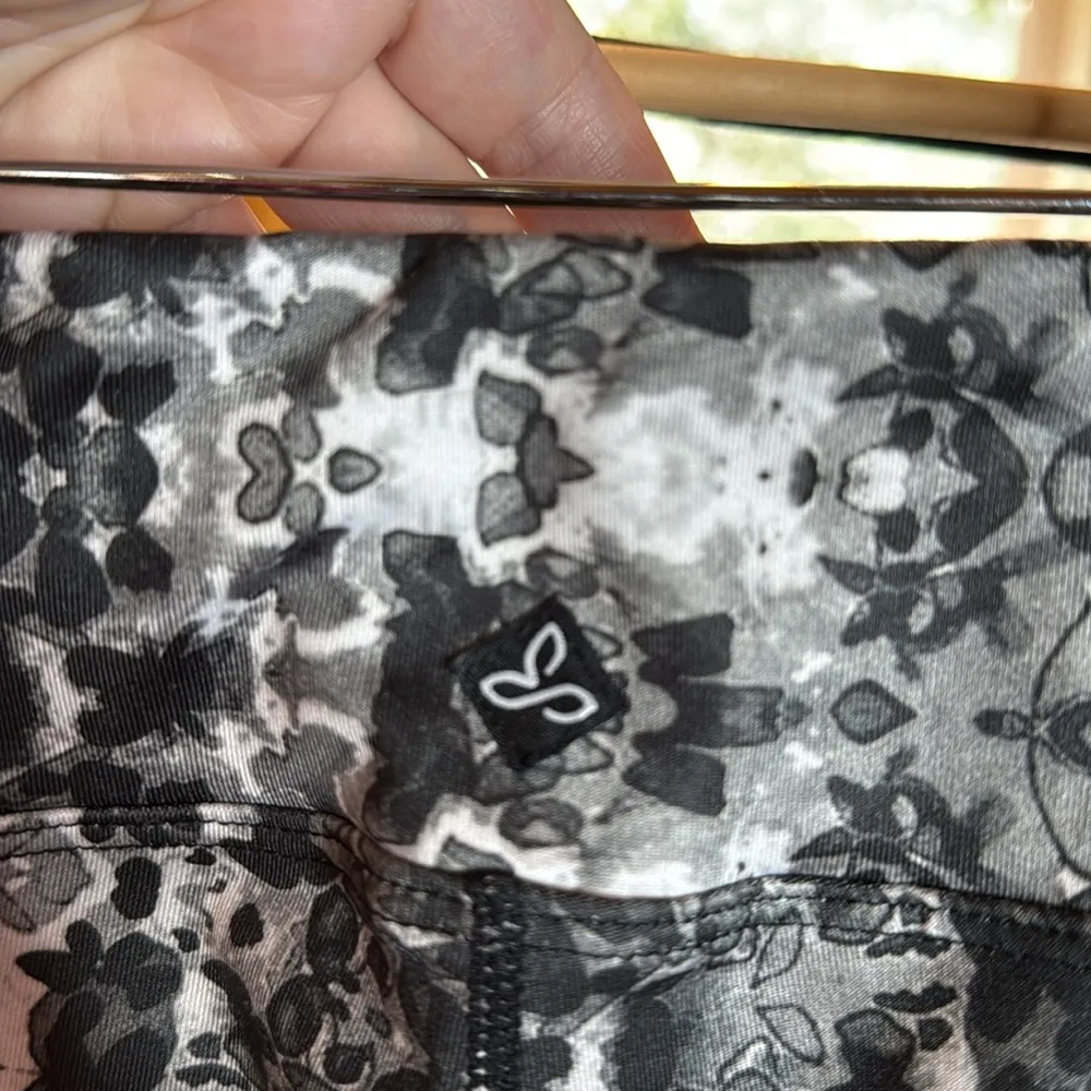 NWOT PrAna Roxanne Capri Black Hydrobloom Yoga Legging Size S - Image 7